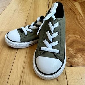 NEW Converse kid shoes